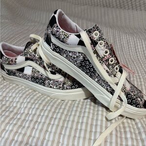 Old Skool Vans Black and White Low-Top Sneakers